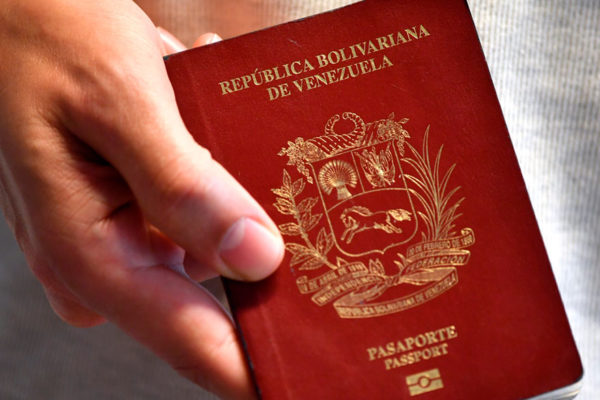 ¿Cuántos salarios mínimos devaluados cuesta un pasaporte en Venezuela?