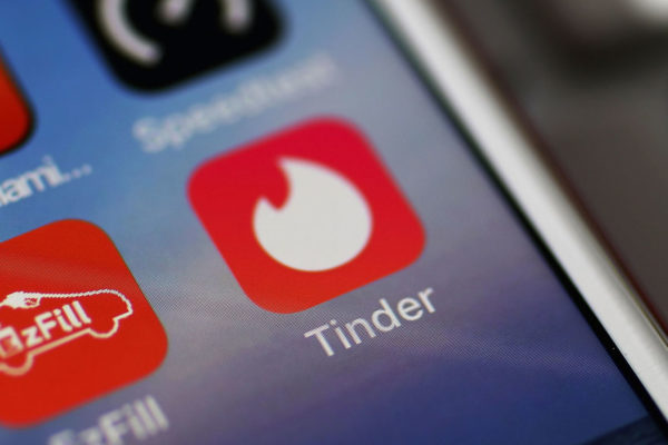Rusia multa a Tinder y Twitch por no localizar en el país datos de los rusos