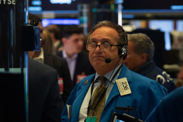 Wall Street vacila entre Apple y las tensiones comerciales