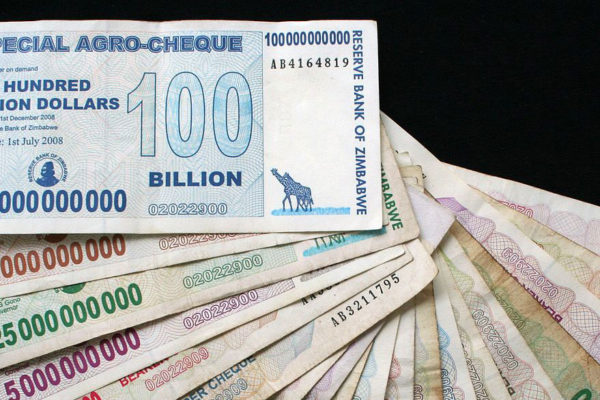 Zimbabue prohibió temporalmente los préstamos bancarios para frenar la devaluación