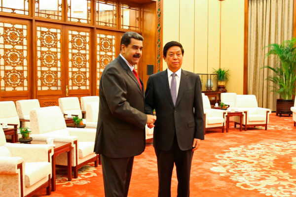 Maduro firma acuerdos en China tras rendir homenaje al «gigante» Mao
