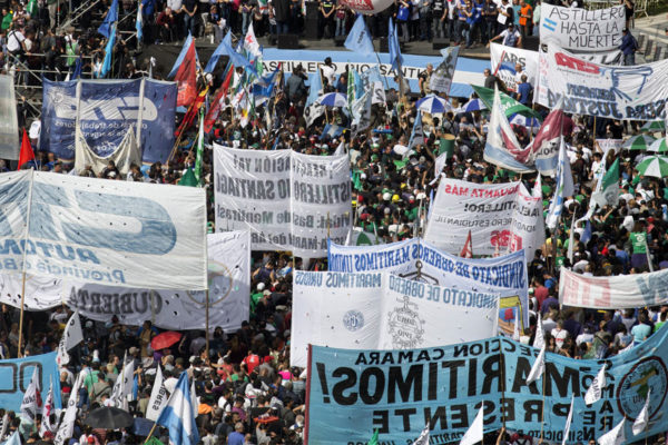 Sindicatos de Argentina se movilizan contra aumentos de tarifas