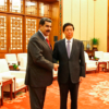 Maduro firma acuerdos en China tras rendir homenaje al «gigante» Mao