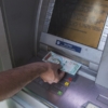 Maduro pide a bancos «liberar» billetes escasos y castigar su reventa