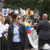 Embajadora de EEUU arenga a manifestantes anti Maduro frente a la ONU