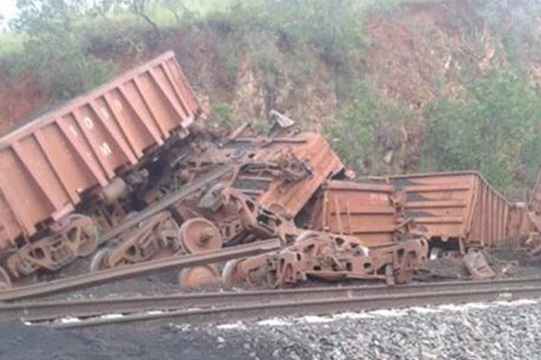 Tren cargado con mineral de hierro se descarriló en Bolívar