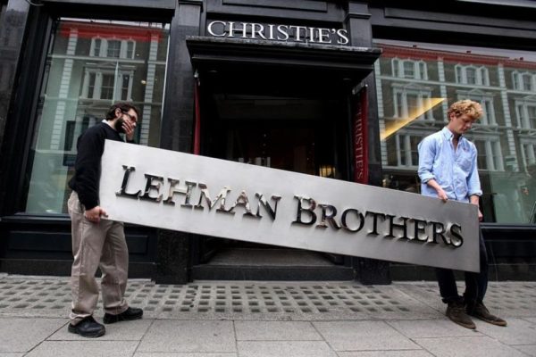 Fondos y deuda, preocupaciones tras una década de la caída de Lehman Brothers