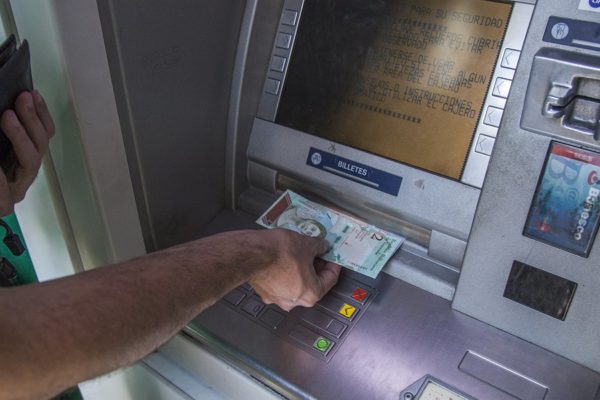 Maduro pide a bancos «liberar» billetes escasos y castigar su reventa