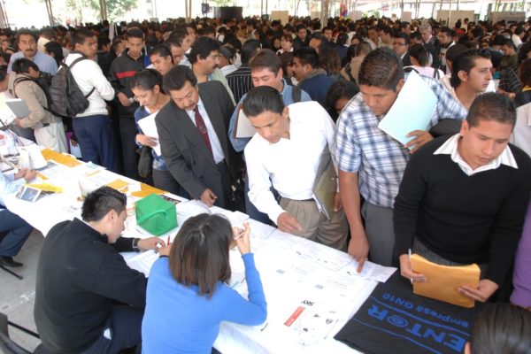 Miles de venezolanos asisten a feria de empleo para emigrantes en Medellín