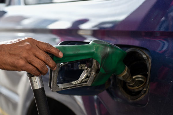 Reportan que siguen las largas colas en varias zonas del país para echar gasolina (+video)