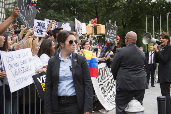 Embajadora de EEUU arenga a manifestantes anti Maduro frente a la ONU