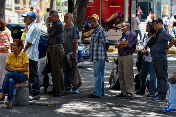 Banco del Tesoro realiza operativo para entrega de tarjetas de débito a pensionados del IVSS