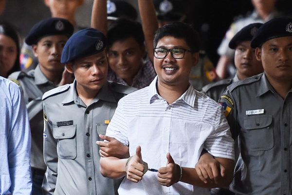 Condenan a siete años de cárcel a dos periodistas de Reuters