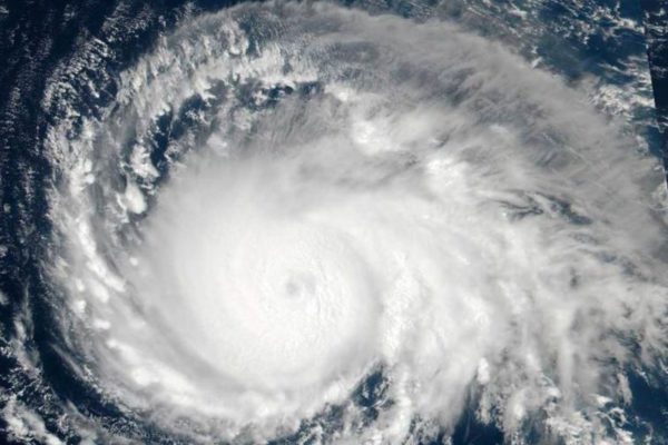Huracán Florence se degrada a categoría 2