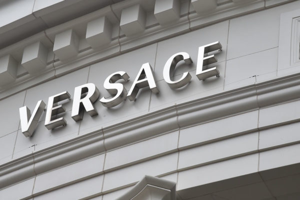 Versace, Givenchy y Coach se disculpan por camiseta que molestó a China