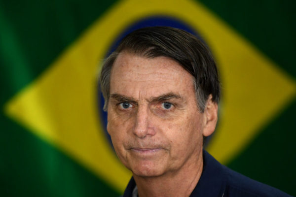 Bolsonaro solicitó investigar manchas de petróleo en playas de Brasil