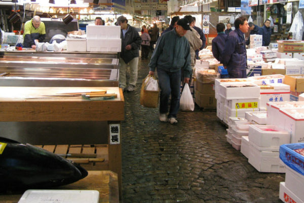 Mercado de pescado de Tsukiji, en Tokio, cierra tras 83 años