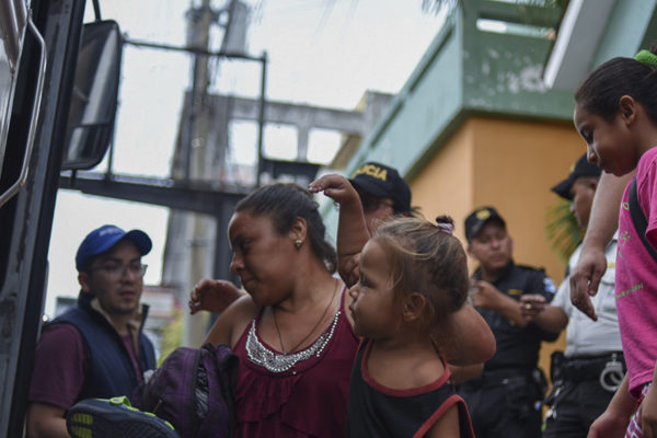 Migrantes hondureños hacinados aguardan en la frontera con México