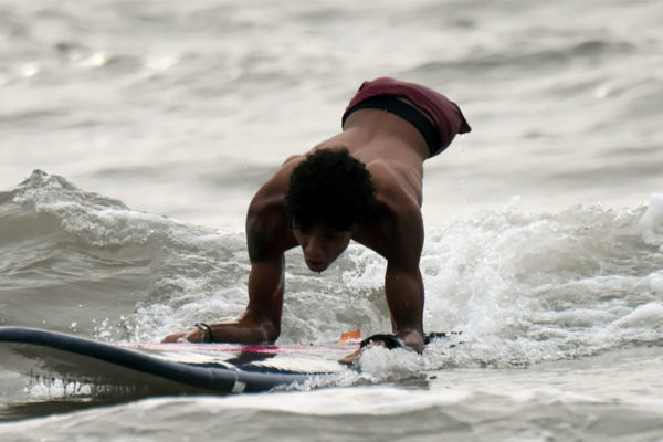 Alca, el rapero surfista sin piernas que migró de una Venezuela rota