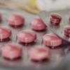 Farmacéuticas alcanzan acuerdo negociado antes de juicio por crisis de opioides en EEUU