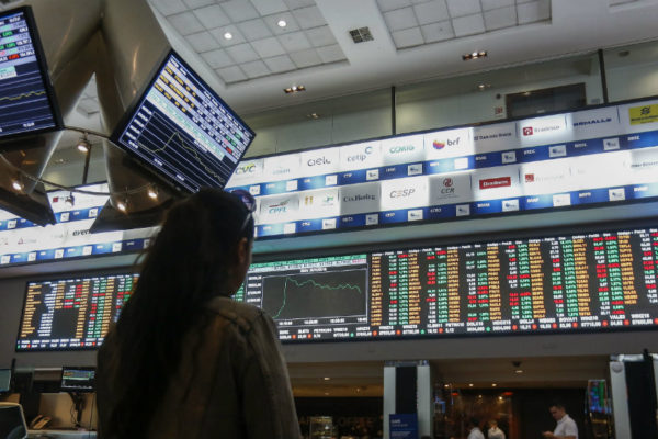 Bolsa de Sao Paulo supera 100.000 puntos y se acerca a récord histórico