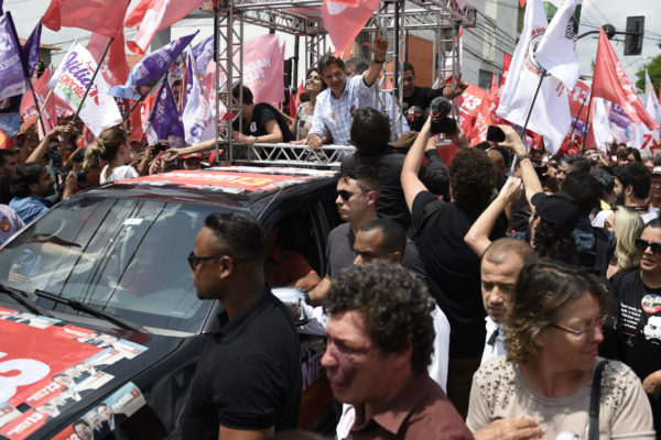 Candidatos queman sus cartuchos para convencer a indecisos en Brasil