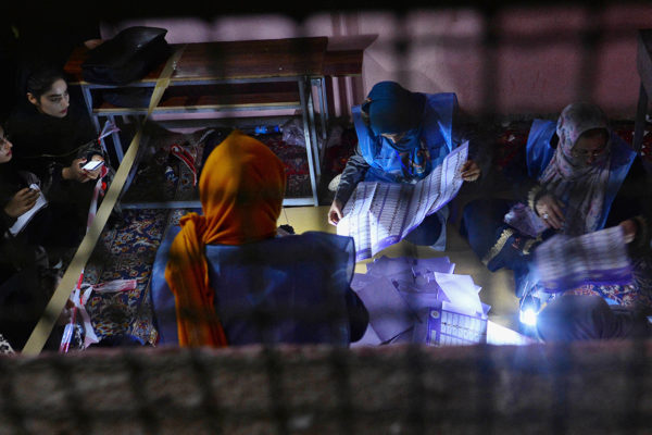 Los afganos se arriesgan a votar en la segunda jornada de legislativas