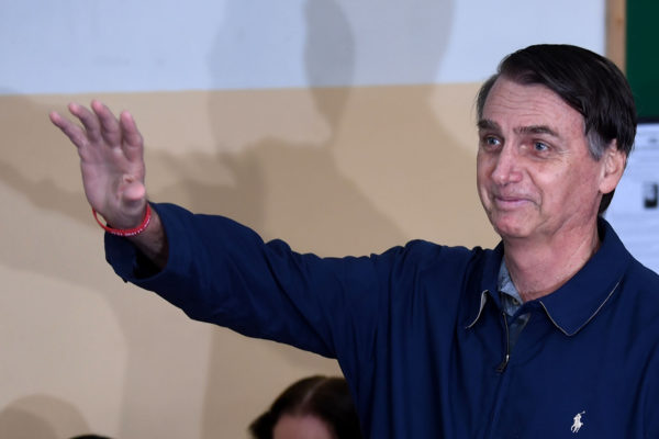 Bolsonaro firma decreto que flexibiliza posesión de armas en Brasil