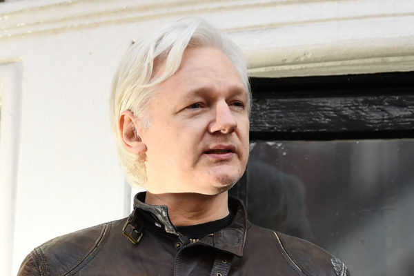 Assange se entregaría si GB asegura que no será extraditado a EEUU