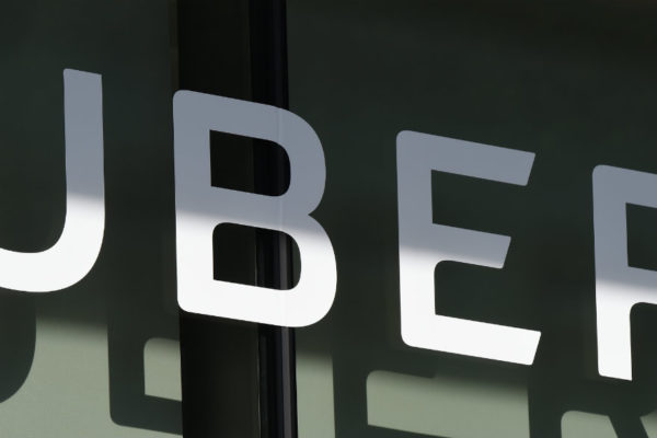 Uber amenaza con irse de Barcelona en plena huelga del taxi en España