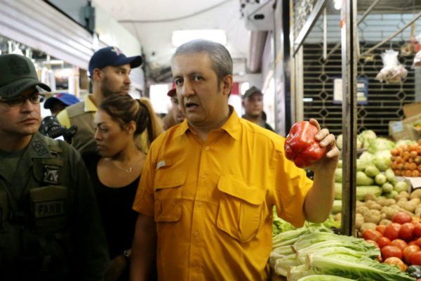 Willian Contreras evalúa distribución de frutas y verduras