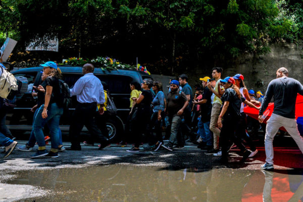 Una multitud acompañó entierro de Albán