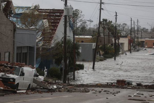 Michael se degrada a tormenta tropical tras golpear a Florida