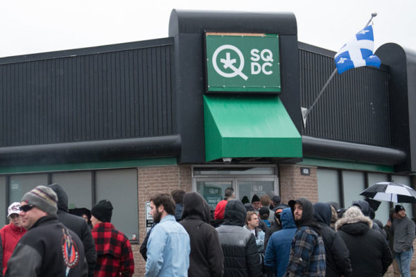 Canadá legaliza la marihuana, clientes celebran y mercados esperan