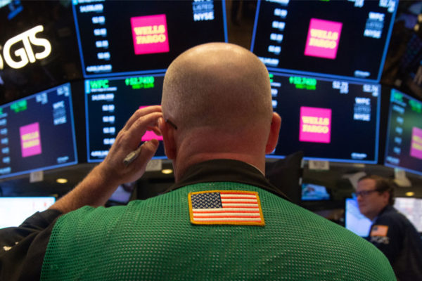 Wall Street abre en verde y Dow llega a 800 puntos por acercamiento a pico de Covid-19