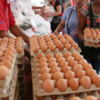 Aunque precios dolarizados han caído, el pollo y los huevos son lujos para la mayoría