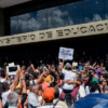 Docentes exigen mejores salarios en tensa protesta en Caracas