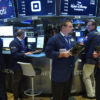 Wall Street despide mayo con ganancias, pero el Nasdaq rompe su buena racha