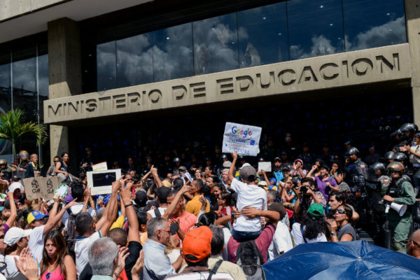 Docentes exigen mejores salarios en tensa protesta en Caracas