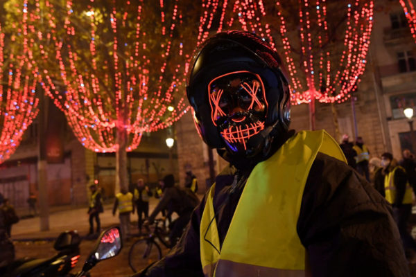 Saquean tiendas durante manifestación de «chalecos amarillos» en París