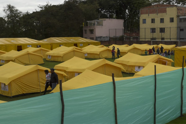 Bogotá reubica a migrantes venezolanos en un campamento