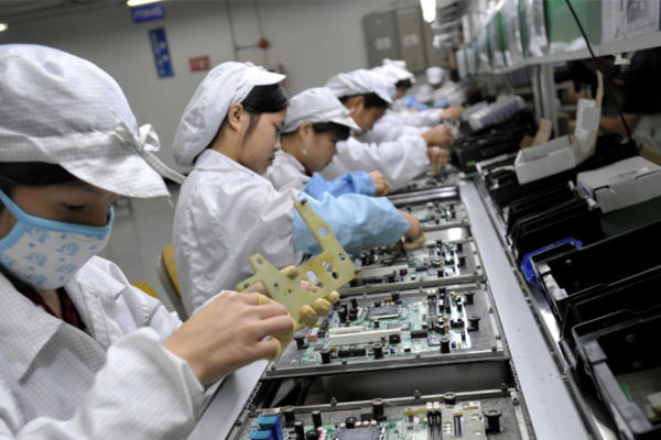 Foxconn admite que hizo trabajar horas extras a estudiantes en sus fábricas de China