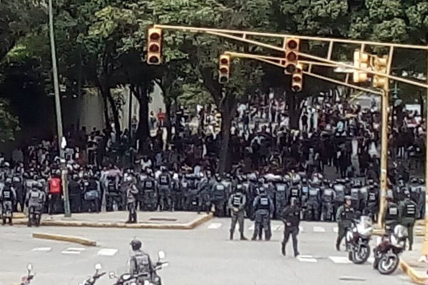 Estudiantes chocan con policías que bloquearon marcha en Caracas