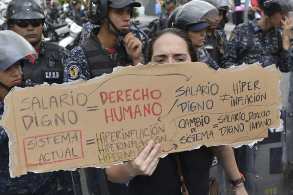 «Estamos muriendo de hambre», gritan trabajadores públicos en protesta