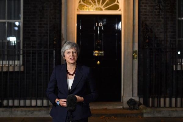 Theresa May lucha por salvar su acuerdo de brexit