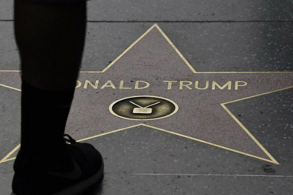 Apresan a hombre por pintar esvástica sobre la estrella de Trump en Hollywood