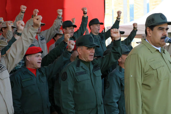 Maduro desafía a Colombia y ordena armar hasta los dientes a la milicia