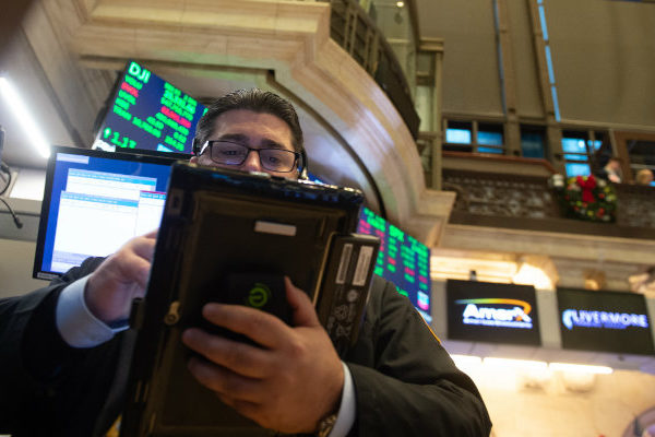 Wall Street cierra en alza y Dow supera los 25.000 tras subir más de 500 puntos