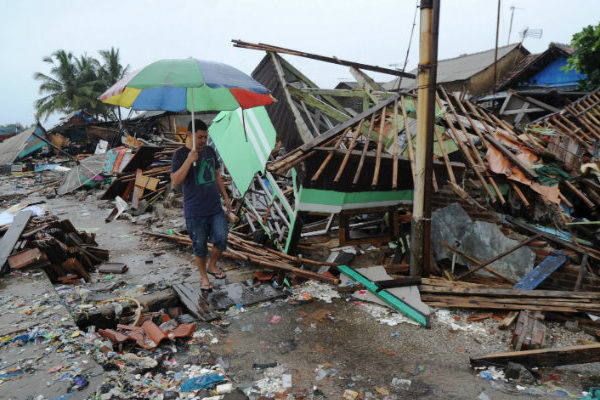 La lluvia dificulta esfuerzos de los rescatistas tras el tsunami en Indonesia
