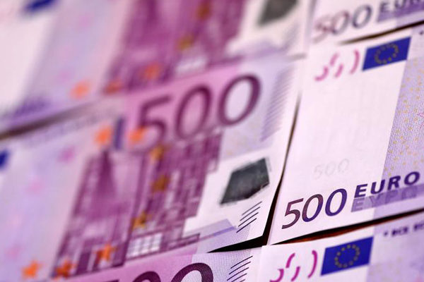 Euro cae tras cifras de EE.UU. y la despreocupación de Powell por los bonos
